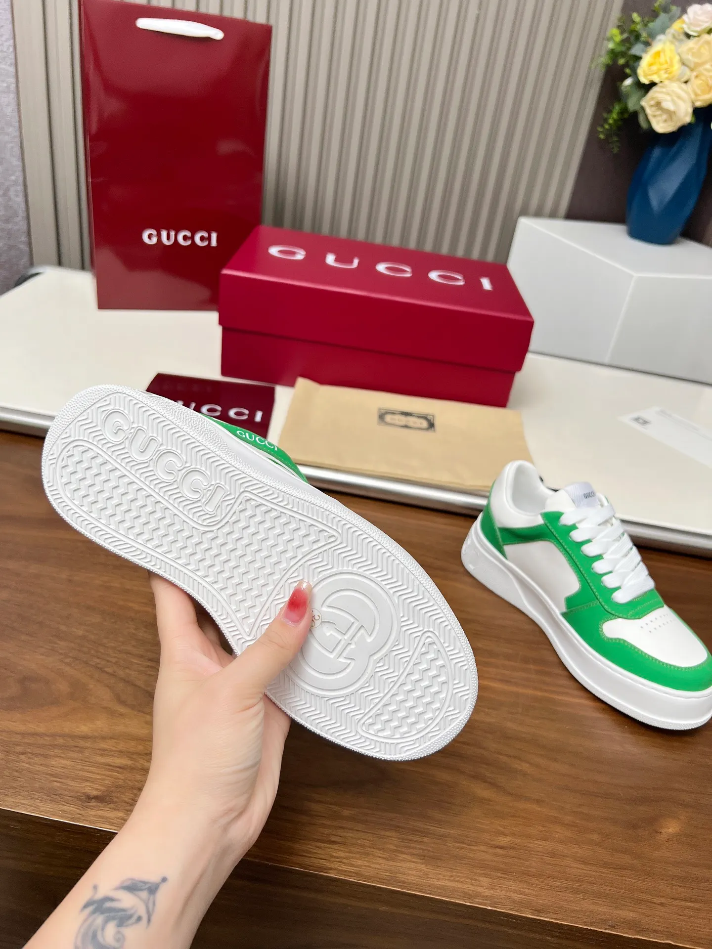 👟👟Ex-factory price 560👟👟Gucci casual sneakers, top version! Oil edge craftsmanship🌸🌸🌸1:1 reproduction. New model for early spring, creating a perfect style💣💣💣street style🔥🔥🔥Cool and stylish C-position fashionable outfit with retro and futuristic feel🌹🌹🌹Classic shoe shape, showing exquisite texture! Open mold to customize high-density outsole. Comes fully packaged. Size: Female 35-46. Fabric: Imported cowhide...men and women